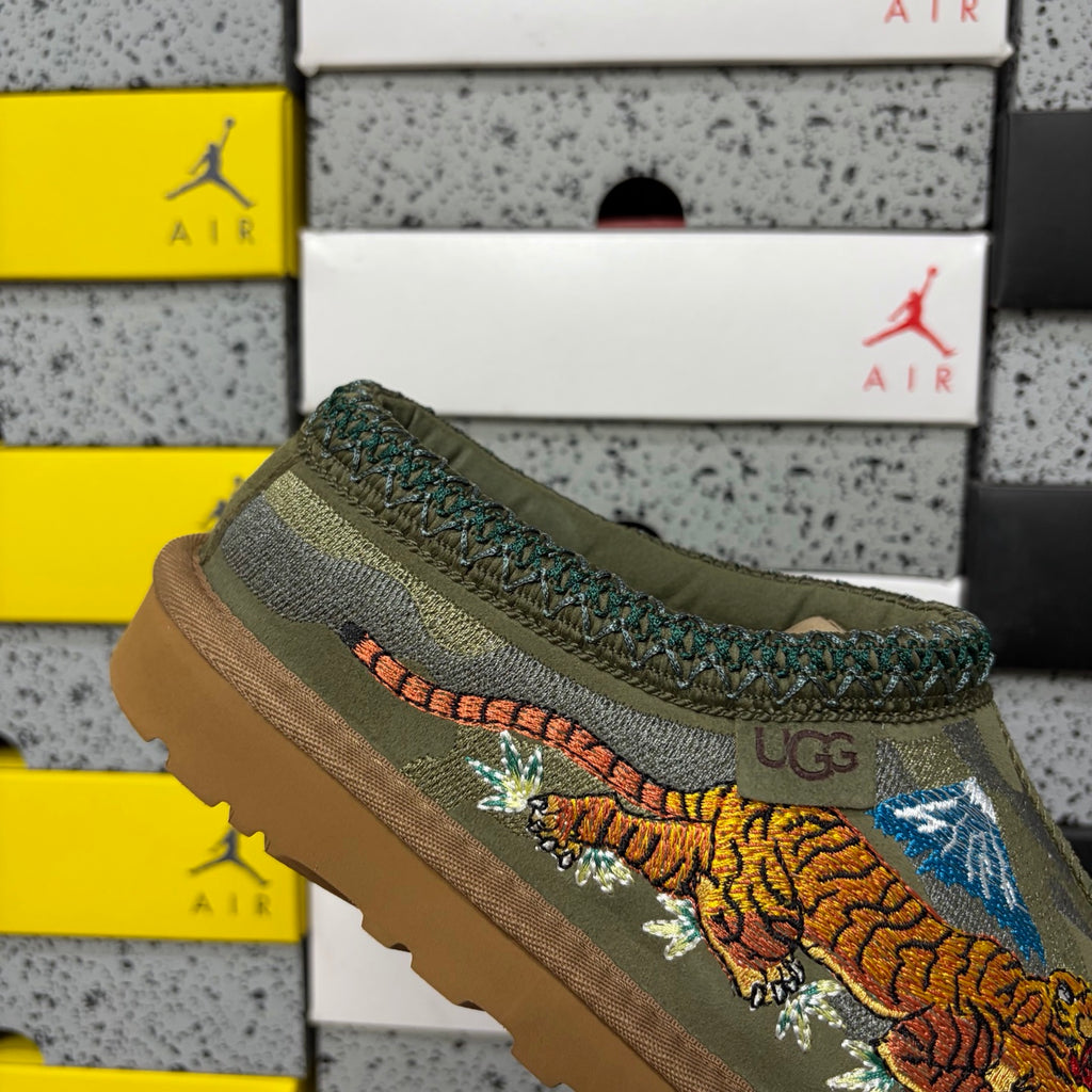 UGG × Palace Skateboards Tazz Slipper – Olive with Dragon Embroidery, Dark Green Braid Trim & Gum Platform Sole
