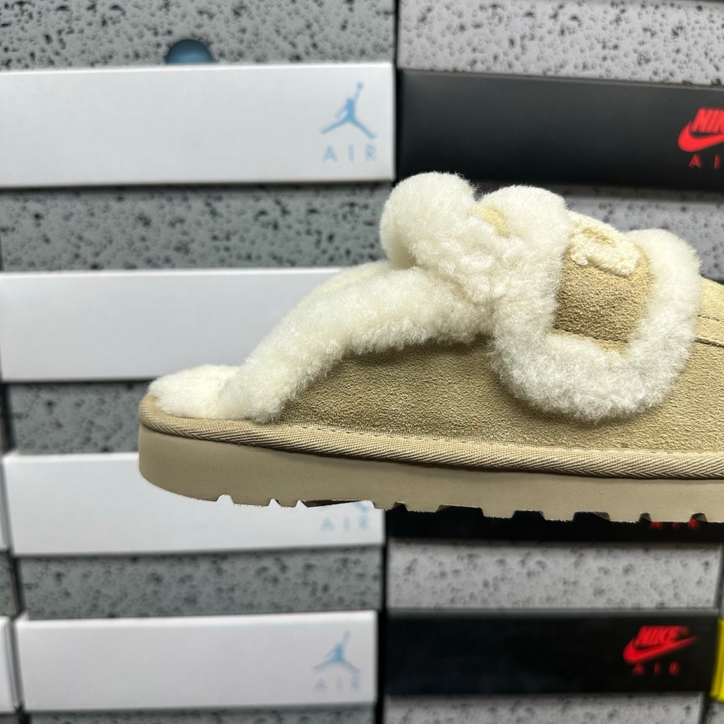 UGG Cozee Squish Slide – Sand Suede Open-Toe Sandal with Cream Shearling Knot Strap & Tonal Lug Sole