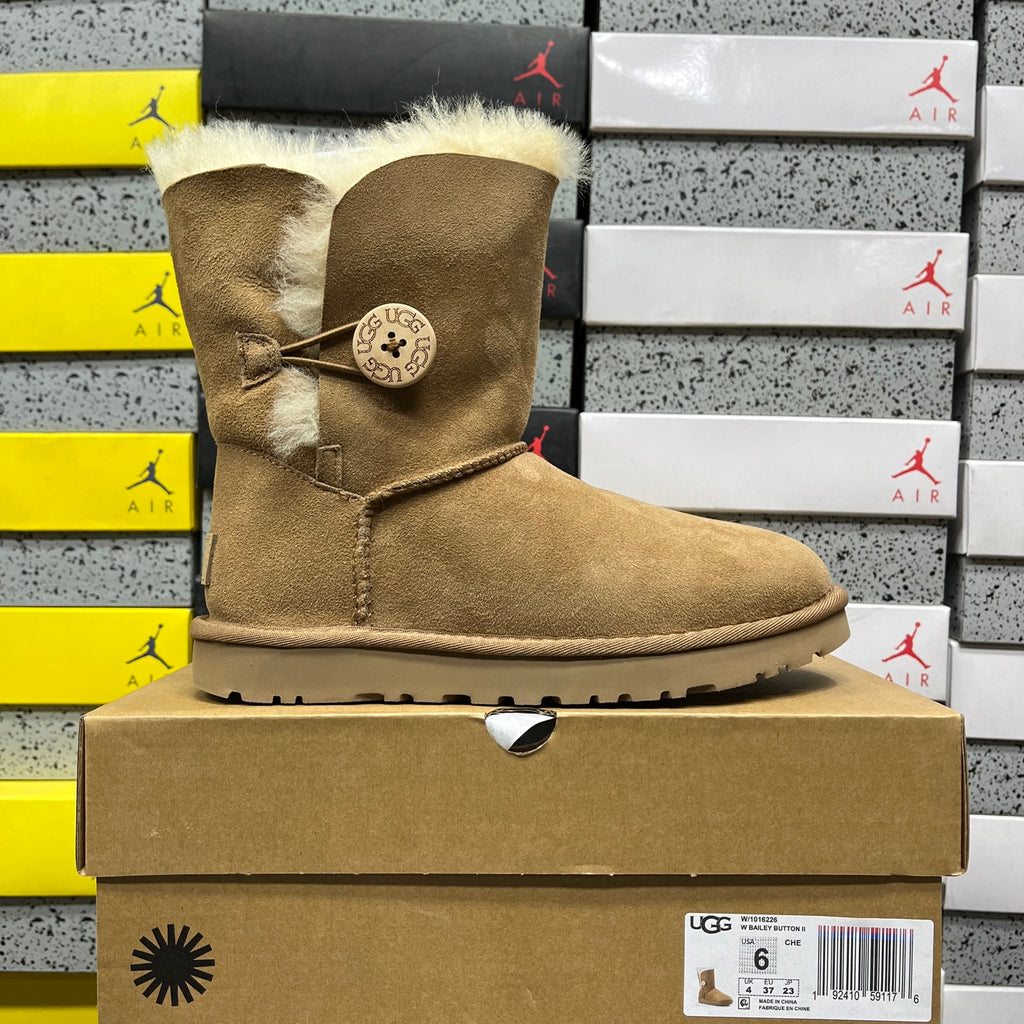 UGG Bailey Button II Boot – Chestnut Suede