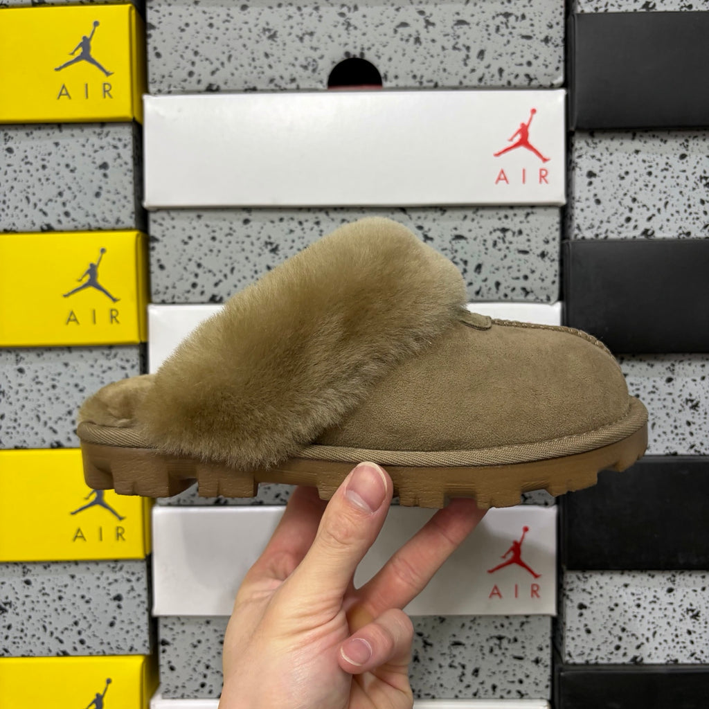 UGG Disquette Platform Slipper – Sand Suede Open-Toe Slide with Tonal Sand Sheepskin Drape & Chunky Gum Lug Sole