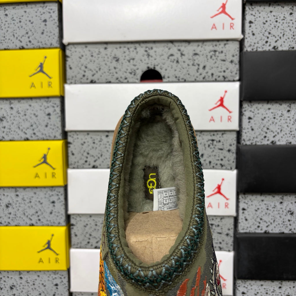 UGG × Palace Skateboards Tazz Slipper – Olive with Dragon Embroidery, Dark Green Braid Trim & Gum Platform Sole