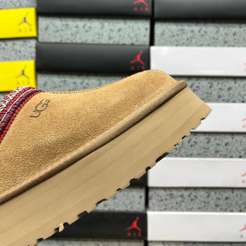 UGG Tazz Platform Slipper – Chestnut Suede with Red & Tan Woven Collar Trim