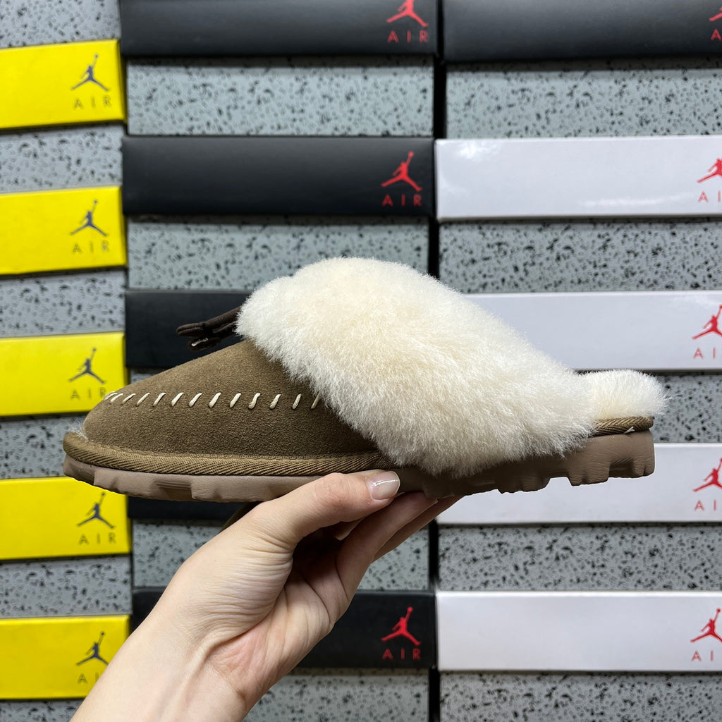 UGG Goldenstar Clog – Sand Suede Open-Back Mule with Plush Sheepskin Cuff & Tonal Lug Sole