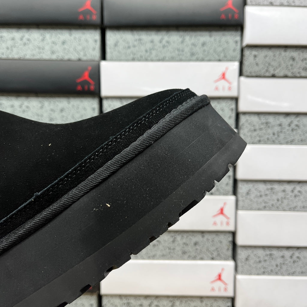 UGG Chelsea Boot – All-Black Suede with UGGPlush Lining & SugarSole