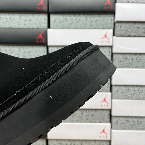 UGG Chelsea Boot – All-Black Suede with UGGPlush Lining & SugarSole